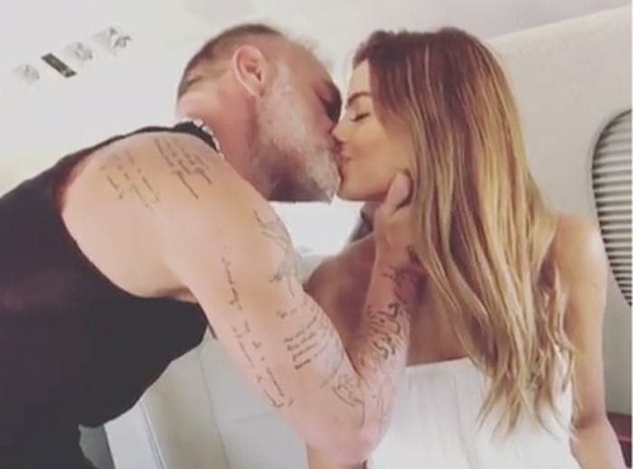 El italiano millonario 
<b>Gianluca Vacchi</b> sorprendió a todos al robarle un beso a la ex Miss Universo 
<b>Ariadna Gutiérrez</b> en un avión privado como parte de la promoción del tema musical 'Robarte un beso'.