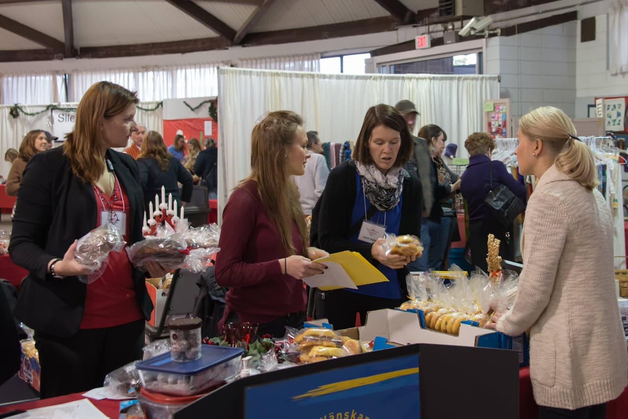 <b><a href="http://www.scanfair.org/">Scandinavian Christmas Fair (Raleigh)</a></b>. El mercado ofrece una variedad de comidas caseras, como albóndigas suecas, salmón y sopa de guisantes. Asegúrate de visitar el 'Coffee Corner' para tomar café acompañado de maravillosos pasteles caseros. Los artesanos y vendedores ofrecen de todo, desde cuchillos y edredones hasta piezas de cristal, joyas, pan casero y adornos navideños, entre otras cosas.