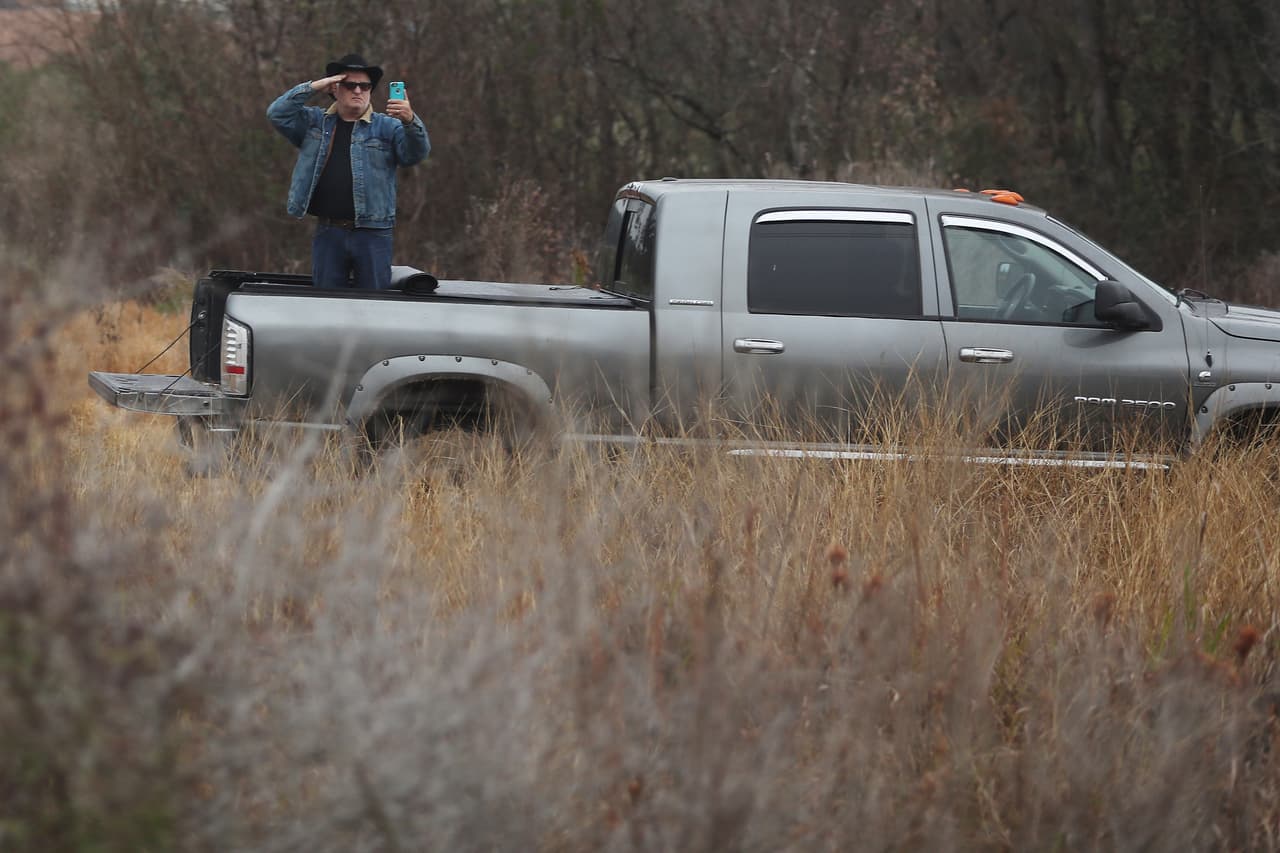 College Station es una pequeña ciudad al noroeste de Houston, Texas. Allí se encuentra Biblioteca Presidencial George H W Bush y están enterradas su esposa y su hija, quien murió de leucemia a los tres años.