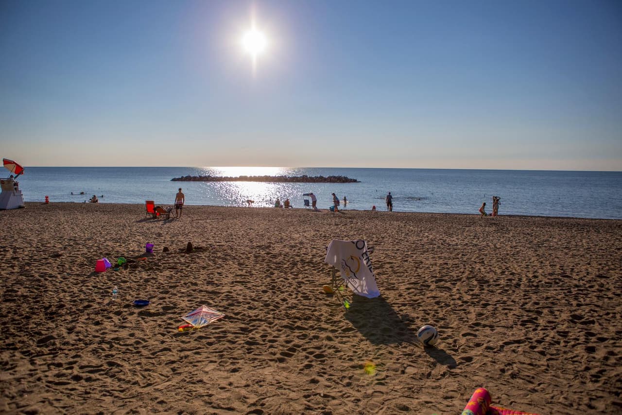 <b><a href="https://www.glc.org/lakes/lake-erie">Lake Erie</a></b>. Con 241 millas de ancho y 57 millas de norte a sur, la superficie del lago tiene poco menos de 10,000 millas cuadradas, con 871 millas de costa. La profundidad promedio del lago Erie es de solo 62 pies (210 pies, como máximo). Por lo tanto, se calienta rápidamente en primavera y verano, y con frecuencia se congela en invierno.
<br>
<br>
<b><a href="file:///C:/Users/msorto/Desktop/MARLO%20UNIVISION/2022/07_JULIO%202022/30%20Y%2031%20DE%20JULIO/Raystown%20Lake%20Region">Cómo llegar</a></b>