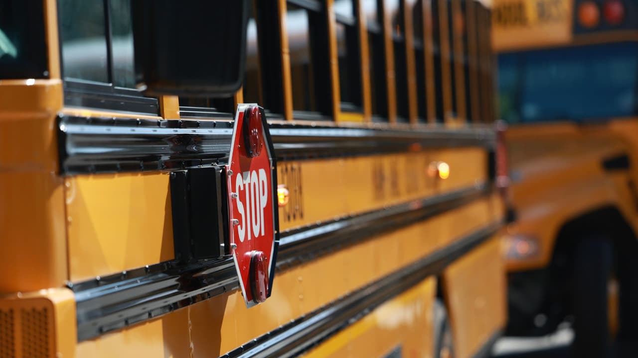 Autobús escolar de Cleveland ISD se vuelca en zanja en la FM 1010: qué le pasó a los estudiantes