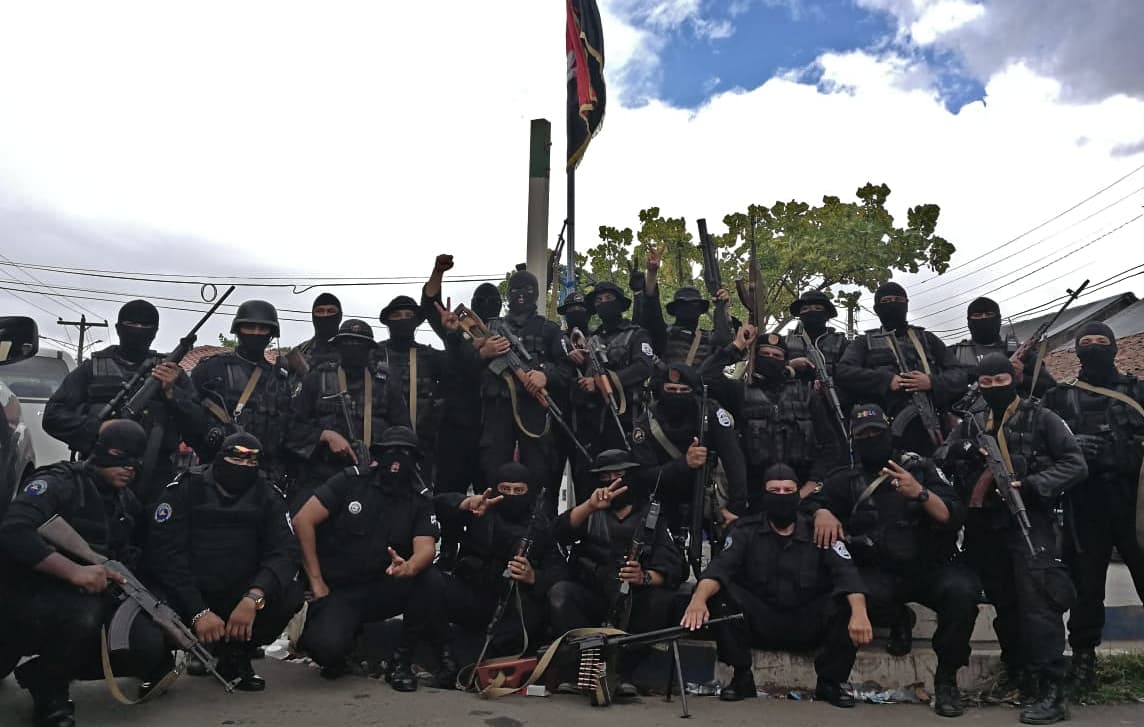 Special Operations police unit, some holding Dragunov rifles, celebrating after taking Monimbo, July 17, 2018. Photo by El 19 Digital.