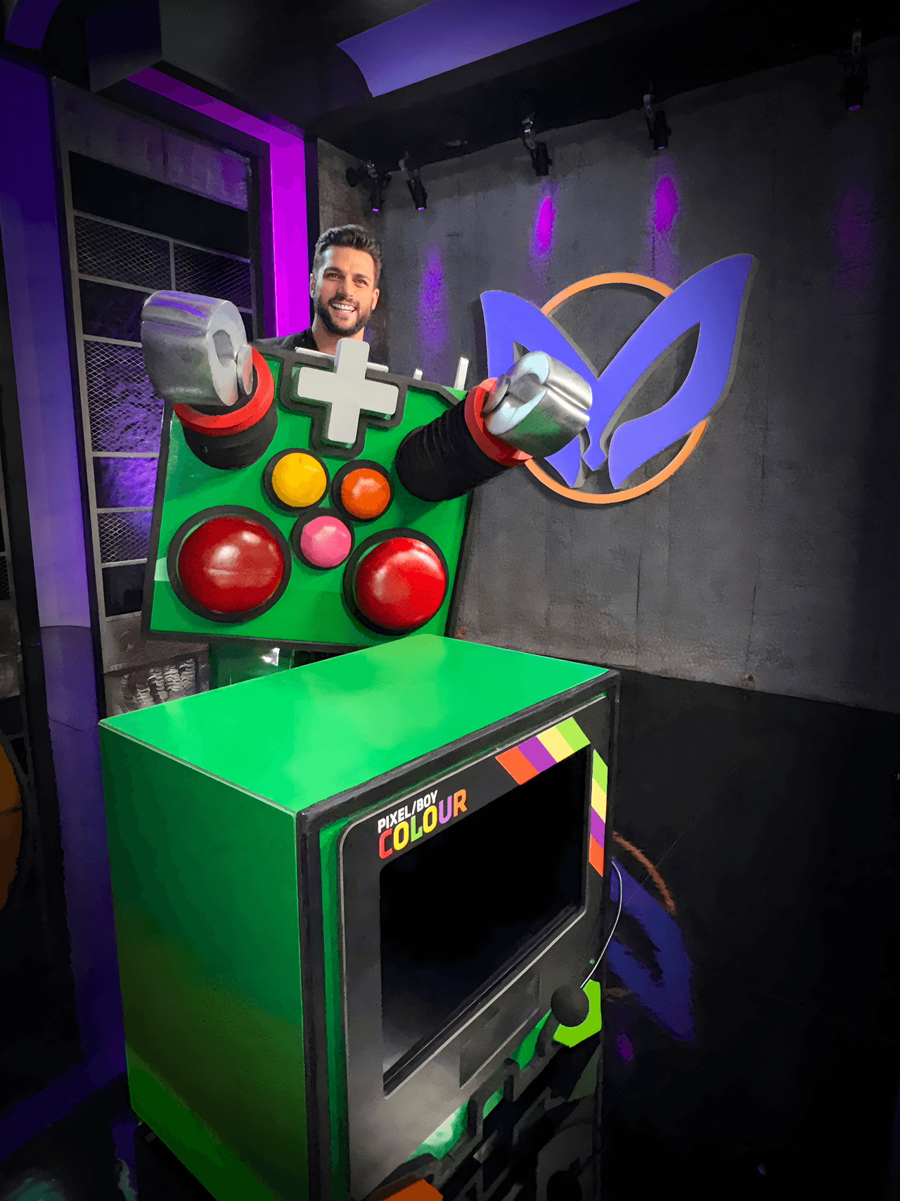 Al descubrir su rostro nos encontramos con Nicola Porcela, exparticipante de La Casa de los Famosos México. Yuri fue la investigadora que descubrió su verdadera personalidad.