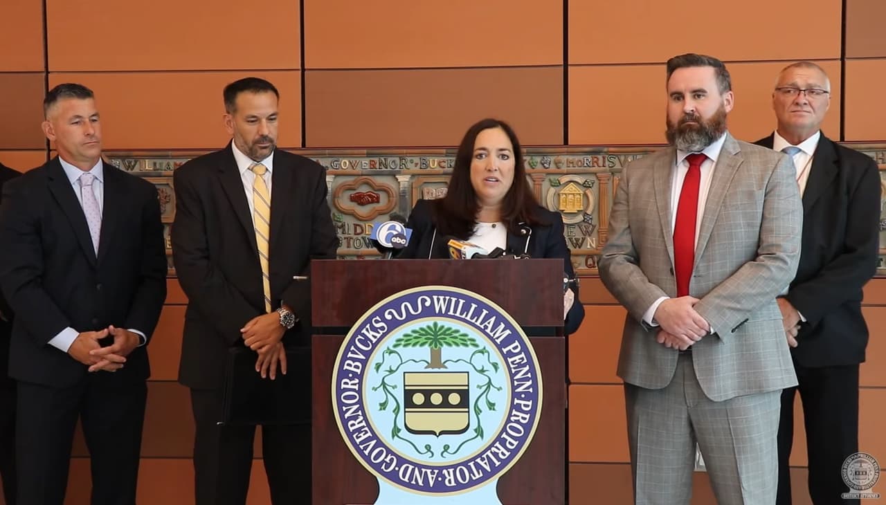 Jennifer Schorn, fiscal de Distrito del condado de Bucks, informó sobre el arresto de presuntos implicados en una red de tráfico de drogas desde California hasta Pensilvania.