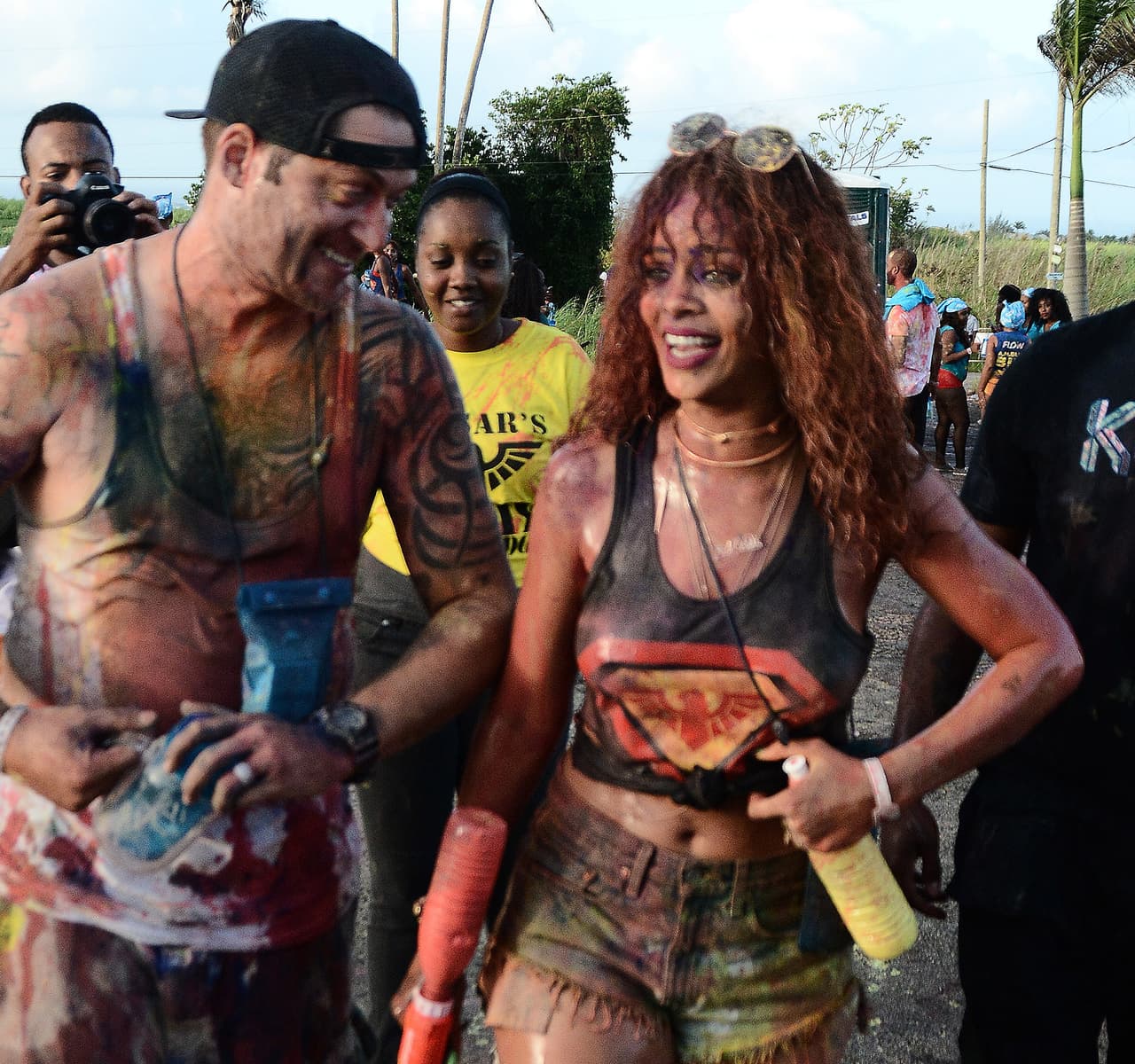 Su equipo de seguridad no se metió con las personas que se le acercaban, al contrario, la dejaron tranquila.