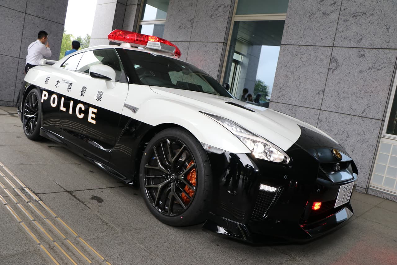 Para formar parte de sus filas, la policía de Tochigi cambió solo algunos detalles de la estética del Nissan GT-R. Su carrocería adoptó los colores de la policía local, blanco y negro y se le anadió la típica barra de luces policiacas en el techo. El equipamiento incluye sofisticados equipos de computación y comunicaciones.