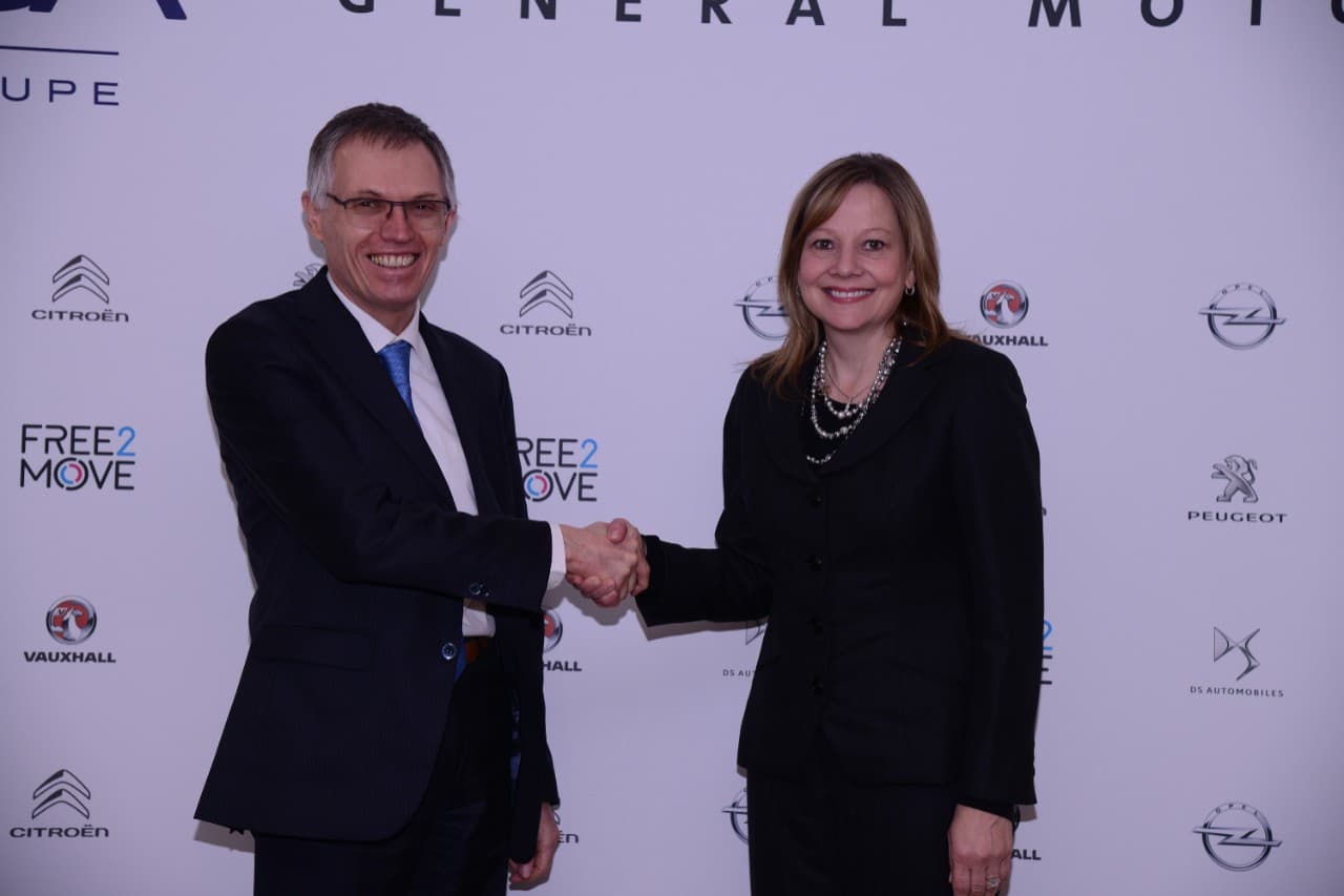 Carlos Tavares, presidente de la junta directiva de PSA junto Mary Barra, CEO de GM en París durante el anuncio este lunes del acuerdo bajo el cual Opel/Vauxhall así como las operaciones financieras de GM pasarán a formar parte del PSA Groupe.