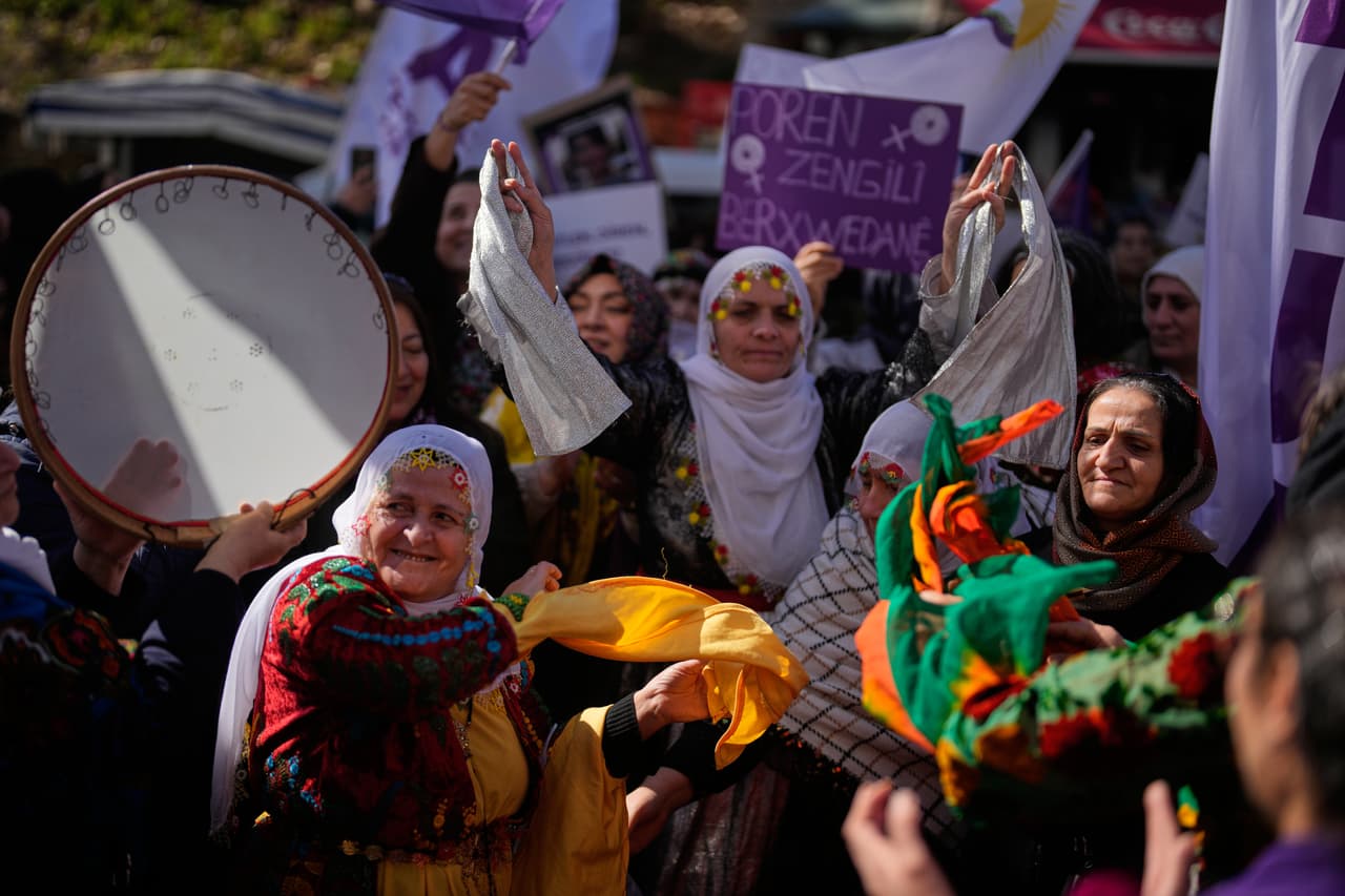 Mujeres cantan durante una protesta con motivo del Día Internacional de la Mujer, en Estambul, Turquía, el domingo 8 de marzo de 2026. (AP Photo/Khalil Hamra)