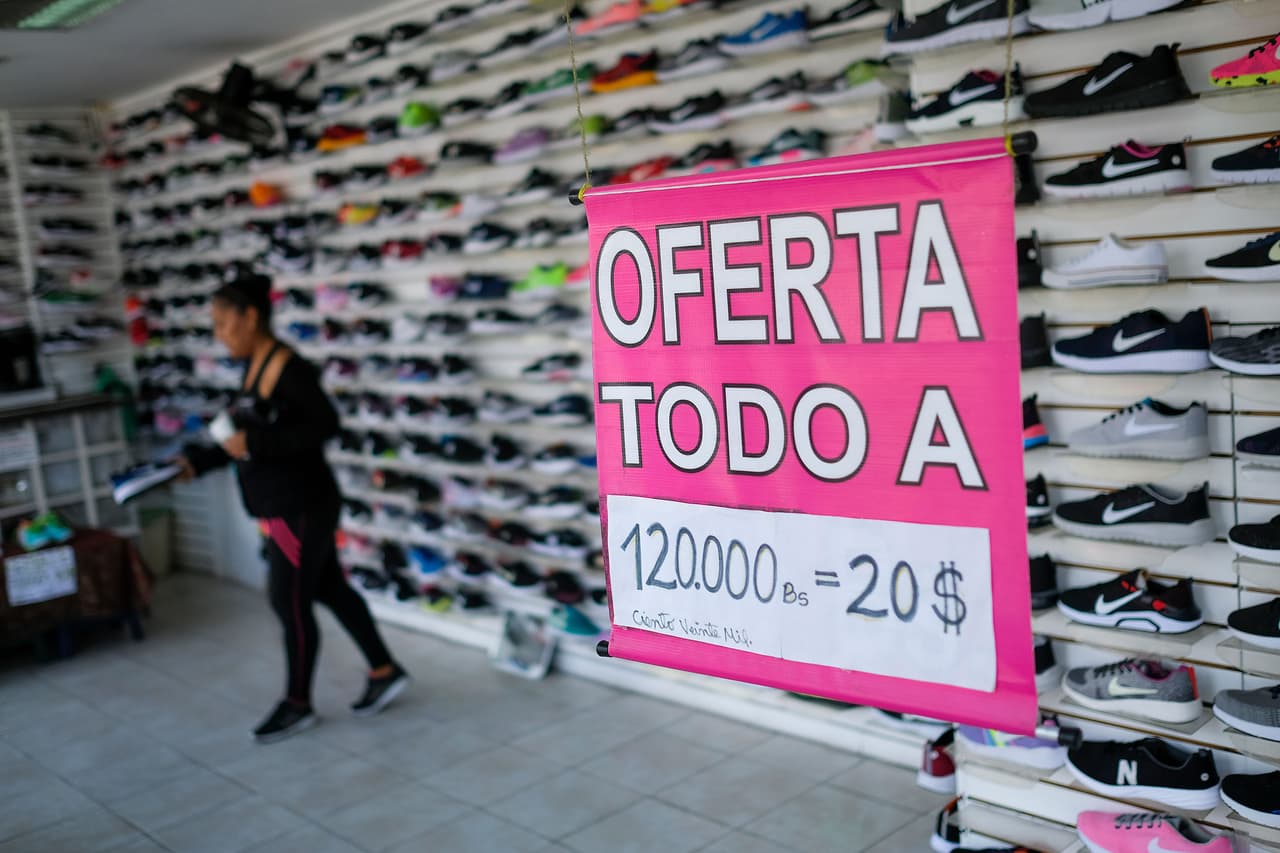 <b>Puesto 1. Venezuela</b>
<br>
<br>
<b>Tasa de inflación: 1,575.0% (a octubre de 2021)</b>
<br>
<br>Los problemas inflacionarios de Venezuela destrozaron su economía y existen desde mucho antes de la pandemia. Entre las razones por las que la inflación es tan alta en ese país sudamericano está la falta de bienes, ya que la producción está paralizada de forma significativa.
<br>
<br>Los pocos productos que hay suben de precio diariamente y el gobierno imprime más moneda para intentar compensarlo. Esto crea un círculo vicioso en donde
<a href="https://www.univision.com/noticias/america-latina/hiperinflacion-pulveriza-billetes-venezuela-pobres-sufren"><u> los precios no paran de subir</u></a>.