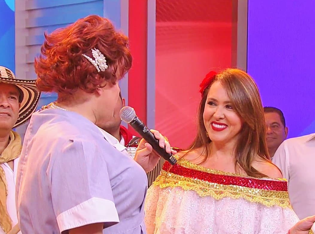 La sorpresa del show fue la periodista Tanya Charry, quien representó a Colombia, su país natal, con un baile folclórico, cabe mencionar que el atuendo y los músicos que la acompañaron sumaron puntos en su presentación. Asimismo, complementó su actuación demostrando que puede hablar con la ‘ch’, lo cual dejo impresionados a todos en el set.
<br>