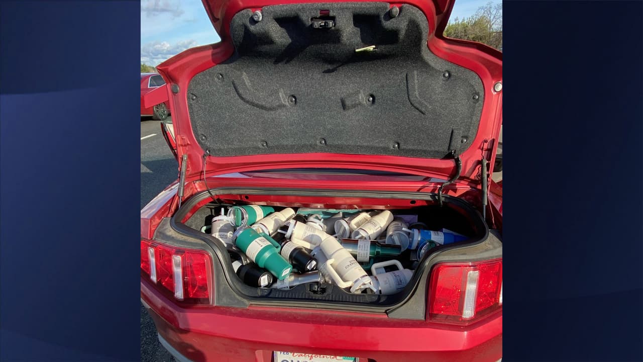 Mujer de Sacramento es detenida por robar Stanley cups valorados en más de $2,500.