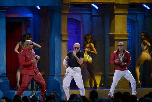 La noche inició con la impactante presentación de Descemer Bueno, Gente de Zona y Pitbull.