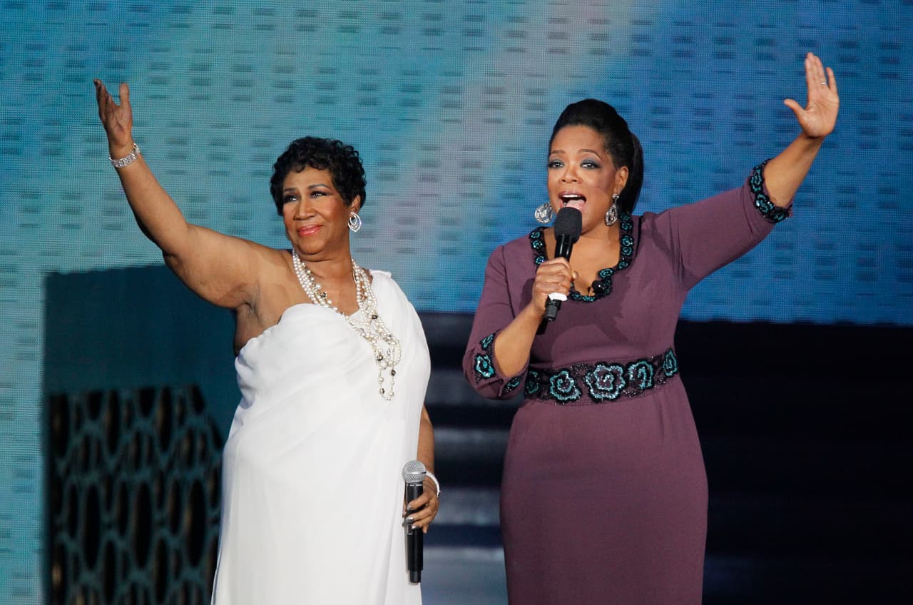Aretha Franklin y Oprah Winfrey saludan a los fans durante la grabación de "Surprise Oprah! A Farewell Spectacular", en mayo de 2011 en Chicago. "Fui lo suficientemente afortunado como para haber visto a Aretha en vivo exactamente una vez, y fue todo.
<b>Gracias por la música, te estaremos escuchando por siempre"</b>, escribió Lin-Manuel Miranda, vía Twitter.