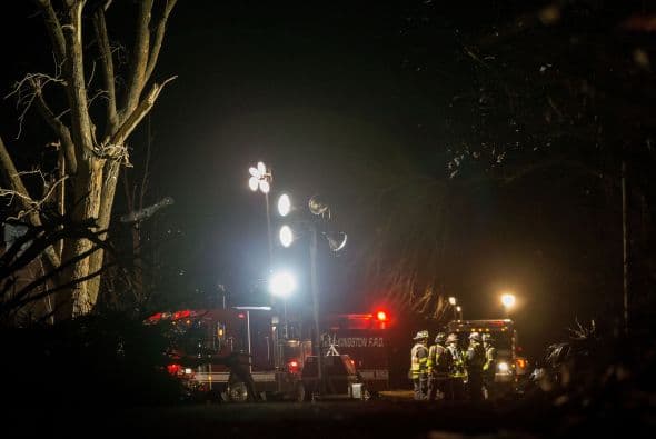 Dos personas perdieron la vida y sobre una veintena resultaron heridas luego del paso de fuertes tornados que tocaron tierra en los poblados de Rochelle y Fairdale a unas 80 millas al noroeste de Chicago la noche del jueves. Rescatistas continúan en la búsqueda de personas desaparecidas entre los escombros.