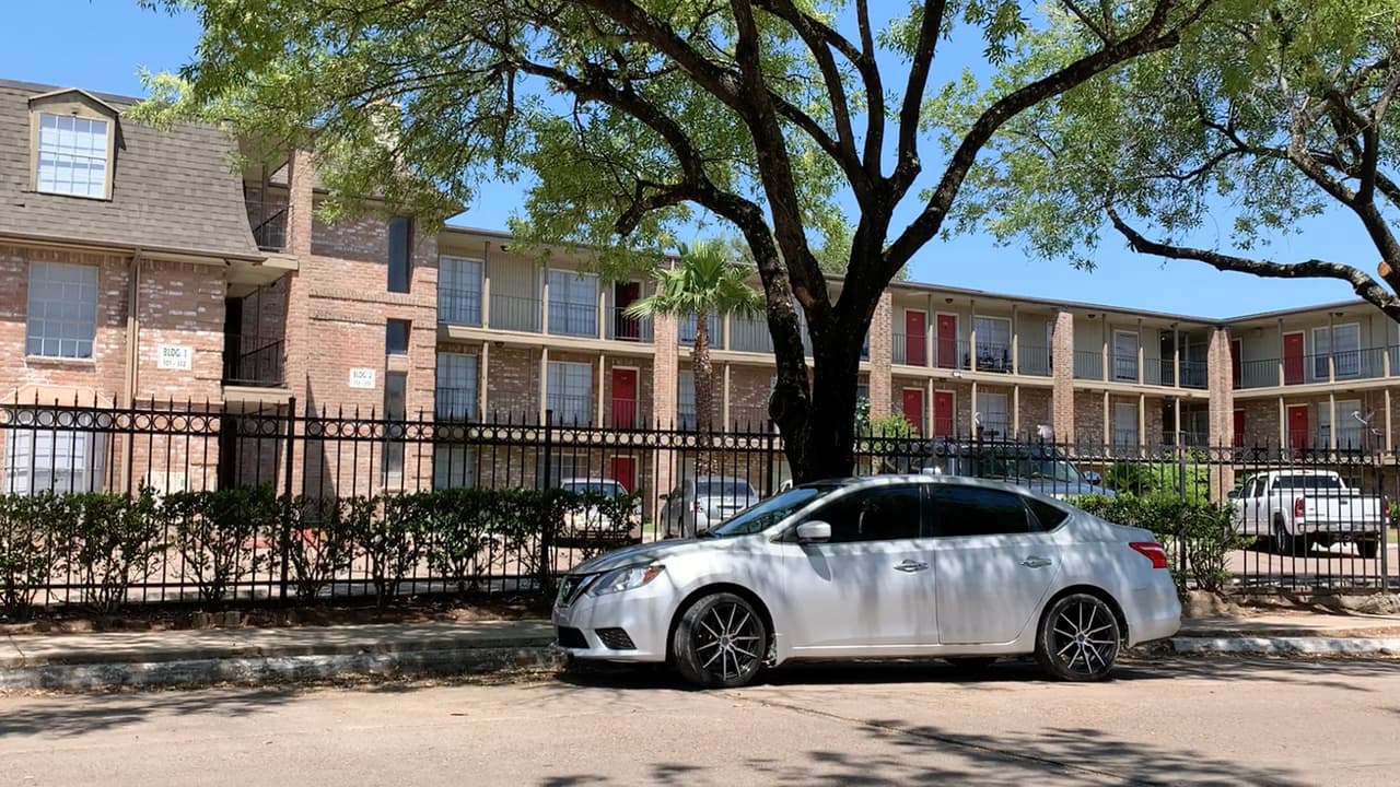 En el caso de Houston, una familia de cuatro personas debe haber ingresado menos de
<b> $70,850 en el año</b>. Mientras que una pareja debió haber ganado menos de 
<b>$56,700.</b>