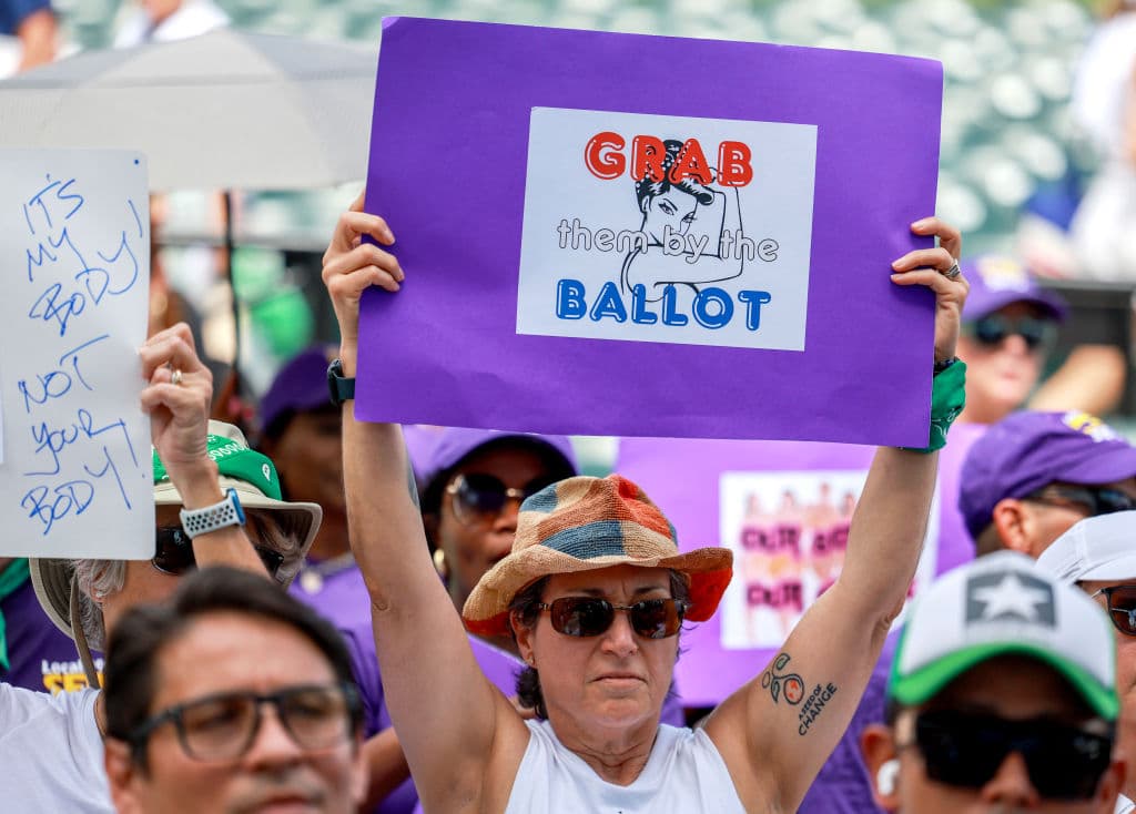 La invitación entre los manifestantes fue a 
<b>participar de las elecciones generales</b> de noviembre. Es en la boleta donde se pueden realizar cambios para no pasar cuatro años
<b> lamentando a través de las redes sociales</b> el resultado de 
<b>ignorar</b> el proceso electoral.
