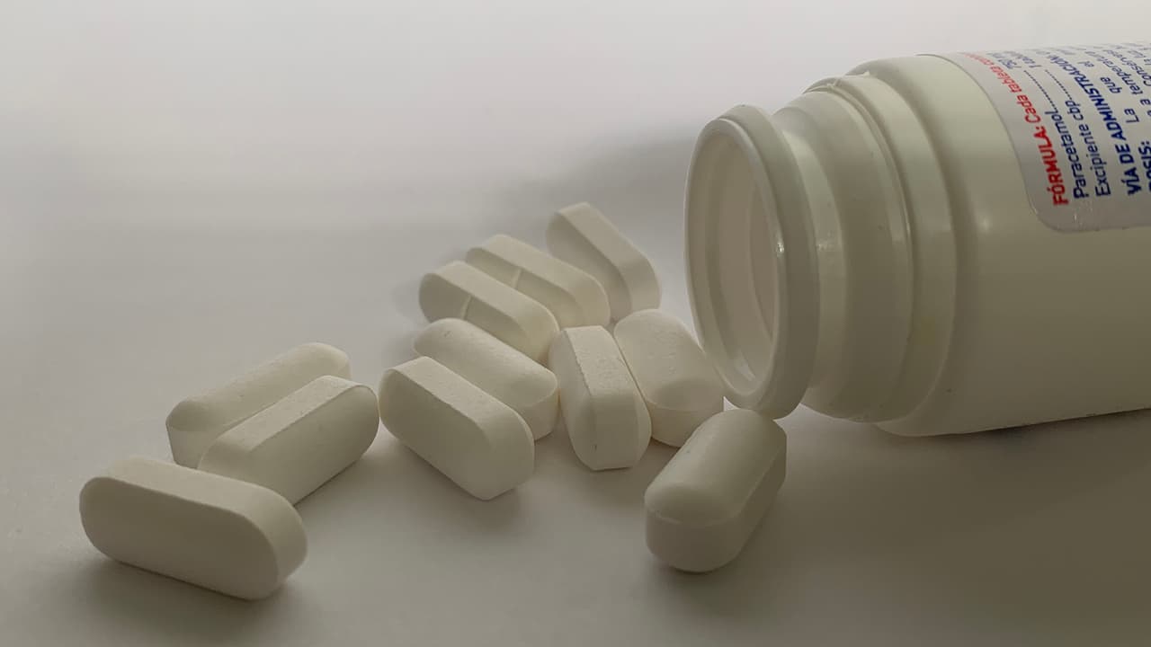 Una gran mayoría de las personas que compran medicamentos en el extranjero es porque usualmente se las están recomendando el compadre o la comadre, amigos o vecinos que quizás no son profesionales de la salud.