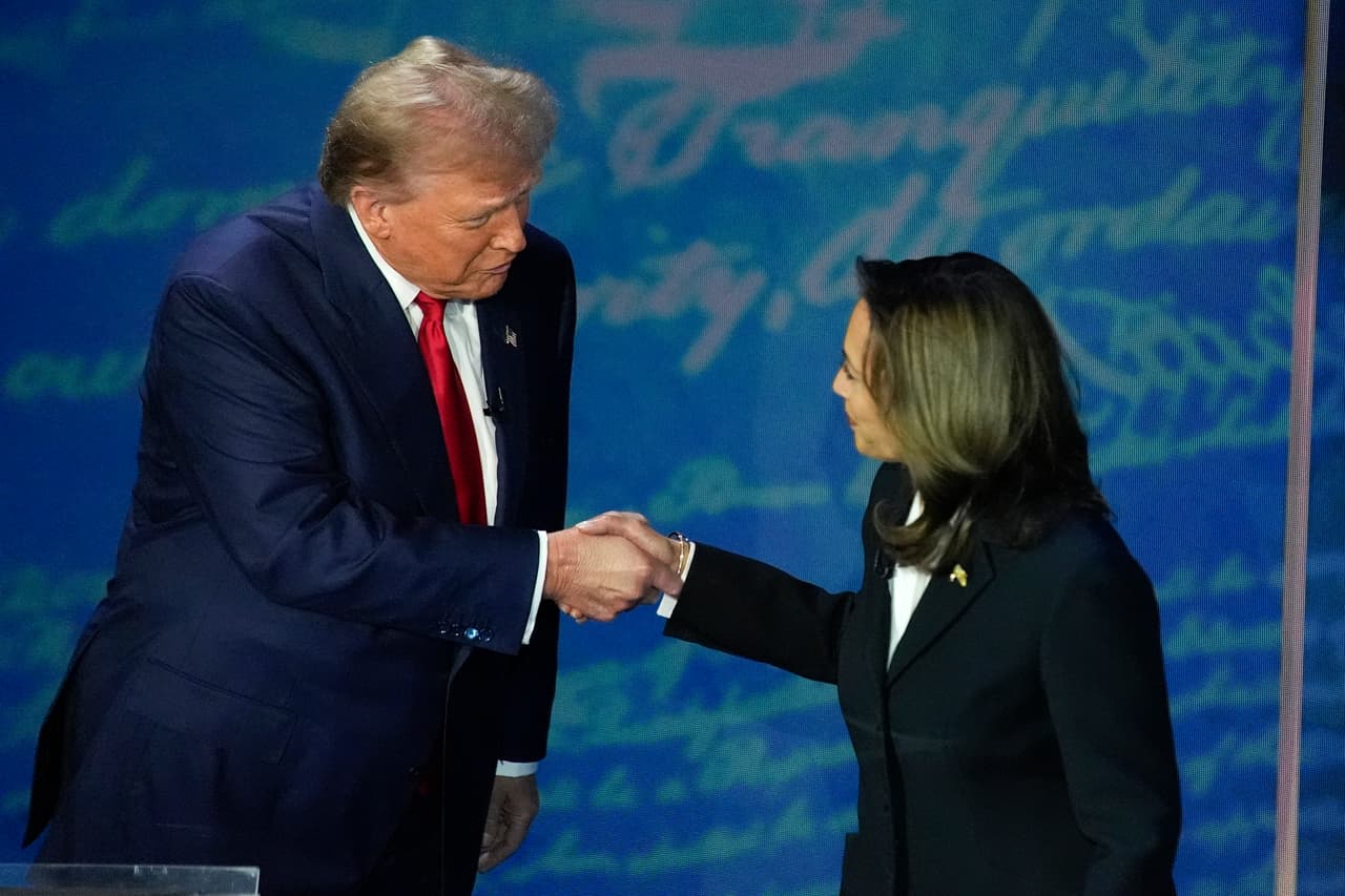 Los candidatos presidenciales, el republicano Donald Trump y la demócrata Kamala Harris, se saludan momentos antes de su primer y único debate de una sumamente inusual carrera por la Casa Blanca. Ambos se vieron las caras el 10 de septiembre en el
<i>National Constitution Center</i> de Filadelfia.
