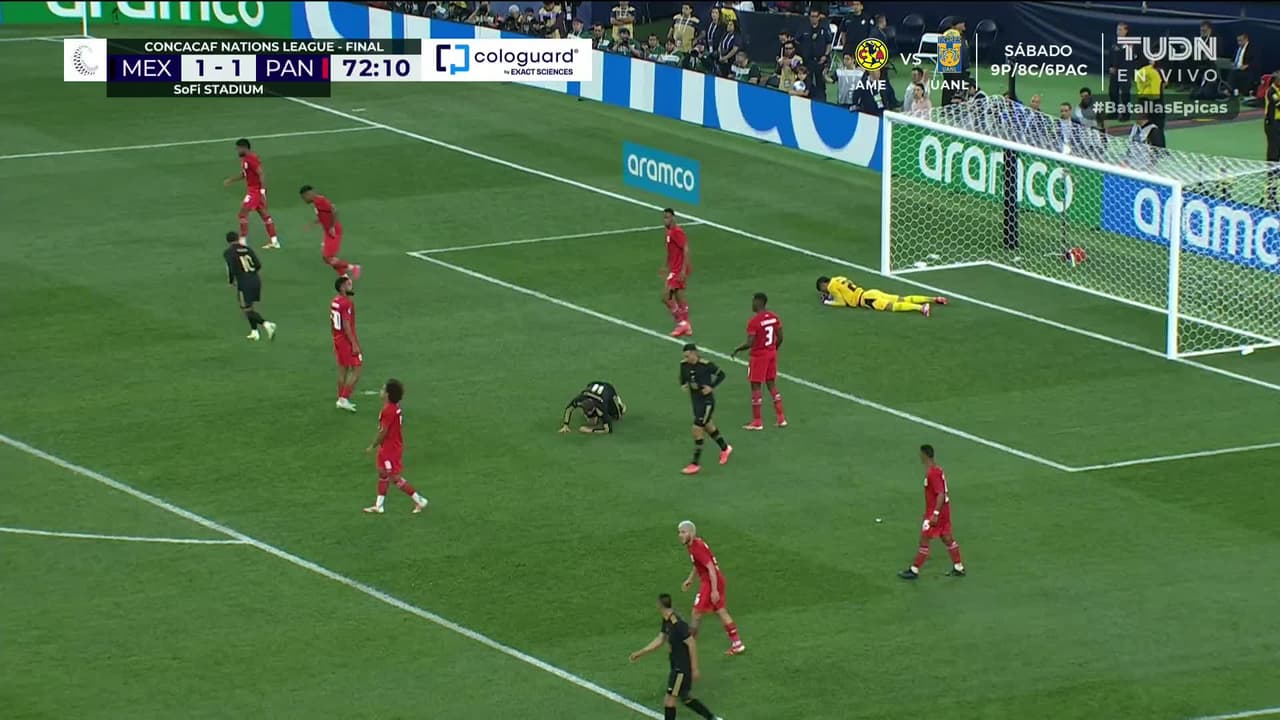 ¡TIRO ATAJADO! disparo por Santiago Giménez.