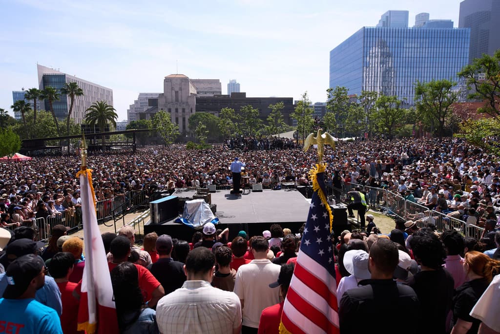 Tan pronto subió a la tarima, a eso de la 1:00 de la tarde, Bernie Sanders preguntó a la audiencia si alguno de ellos le habían pagado por llegar hasta el lugar. La respuesta fue un estruendoso "no". El congresista demócrata dijo que fue la mejor forma de
<b> desmentir los <a href="https://www.univision.com/noticias/elon-musk-se-distancia-de-trump-y-pide-cero-aranceles-entre-eeuu-y-europa-video" target="_blank">ataques del multimillonario Elon Musk</a></b>, mano derecha del presidente Donald Trump, quien afirma que 
<b>a los manifestantes contra la administración republicana</b> les pagan para que apoyen estos eventos.