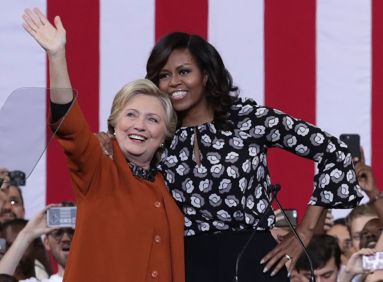 En tonos neutros como el café, el negro y el blanco estuvieron vestidas Hillary Clinton y Michelle Obama en su alocución en Carolina del Norte.