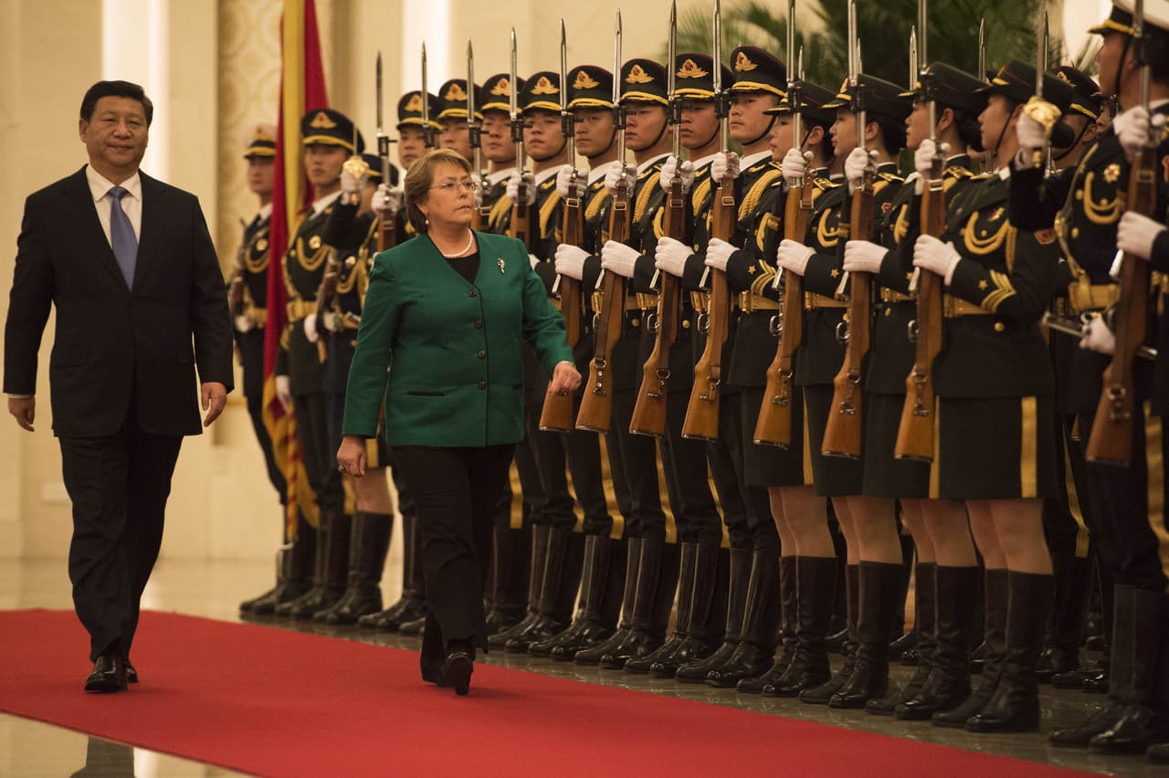 <b>Michelle Bachelet.</b> Médica chilena que ha roto varios 'techos de cristal' en su país. Antes de llegar a la presidencia de Chile –cargo que ha ostentado en dos períodos–, dirigió varias carteras gubernamentales, como los clave Ministerios de Defensa y Salud. Actualmente, es la Alta Comisionada de Naciones Unidas para los Derechos Humanos, desde donde advierte sobre los posibles excesos de las autoridades o fuerzas del orden en coyunturas relevantes para América Latina, especialmente en Venezuela y, más recientemente, Bolivia.