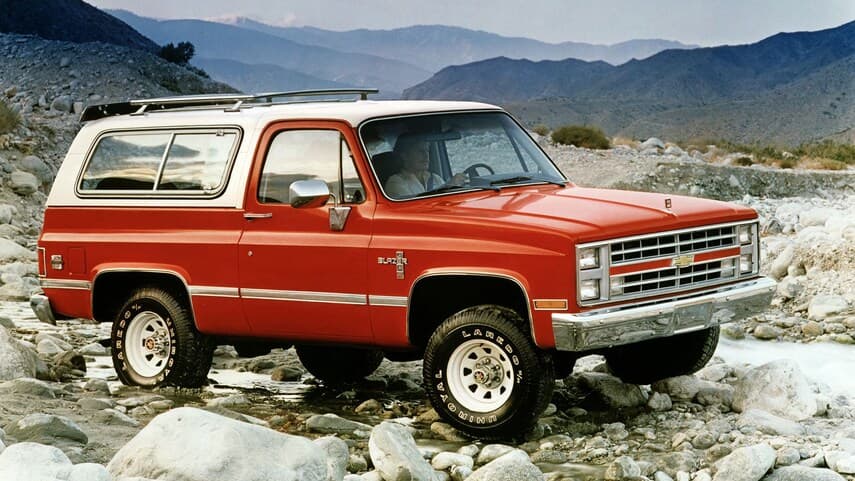<h3 class="cms-H3-H3"><b>Chevrolet Blazer 1987</b></h3>
<br>
<br>En 1994, cuando Jeff Bezos dejó su trabajo en Wall Street para dar rienda suelta a su negocio de Amazon (sí, cuando la empresa estaba meramente enfocada en vender libros y sólo habían 10 empleados), el vehículo que utilizaba a diario era una Chevrolet Blazer de 1987. De hecho, era en esta camioneta que él mismo se encargaba de llevar los paquetes de envío a la oficina del correo, soñando en que pronto podrían adquirir un montacargas. Al momento de su lanzamiento, este modelo tenía un precio inicial de 13,000 dólares.
<br>