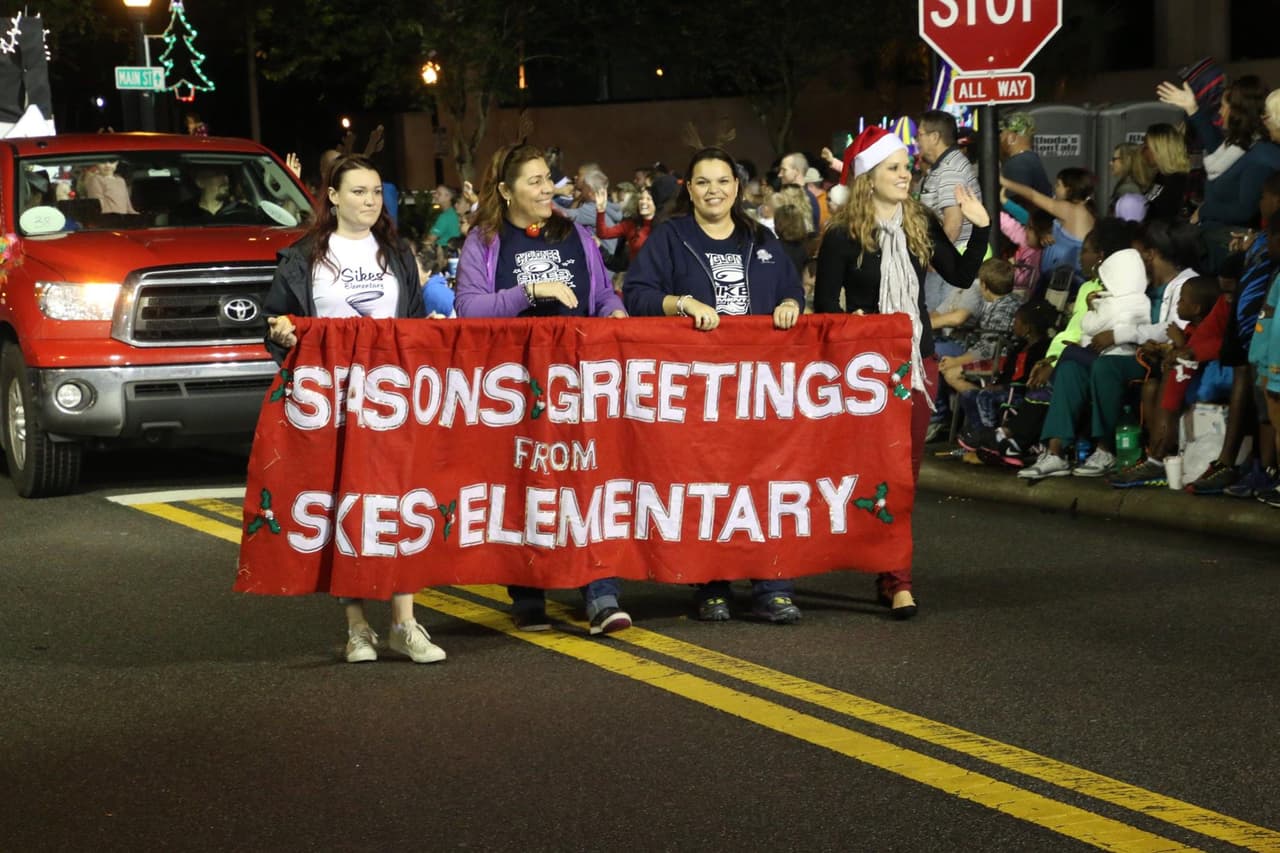 <h3 class="cms-H3-H3"><b>Condado Polk</b></h3>
<br>
<br>
<b>43nd Annual Lakeland Christmas Parade</b>
<br>
<b>Fecha:</b> 7 de diciembre
<br>
<b>Lugar:</b> Downtown Lakeland
<br>
<b>Sitio web</b>: 
<a href="https://www.lakelandgov.net/departments/communications/christmas-parade/">https://www.lakelandgov.net/departments/communications/christmas-parade/</a> 
<br>
<br>El desfile se iniciará con un espectáculo de fuegos artificiales y luego se dirigirá por Lemon Street hasta el centro de Lakeland.