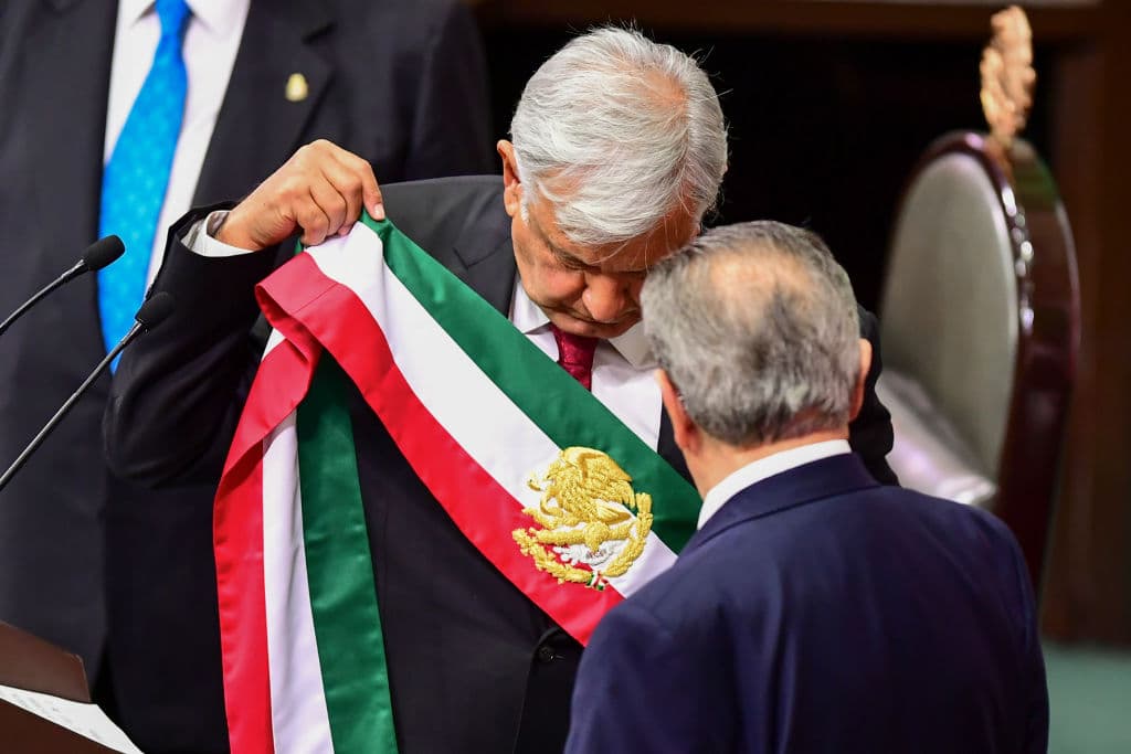 El momento en que el 1 de diciembre de 2018, AMLO recibió la banda presidencial de manos de Porfirio Muñoz.