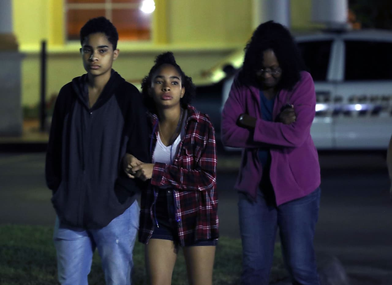 Los estudiantes que eran evacuados de la secundaria Marjory Stoneman Douglas fueron llevados en autobus al hotel Marriot para ser entrevistados por la policía local y el FBI. Allí se encontraban con sus familiares.