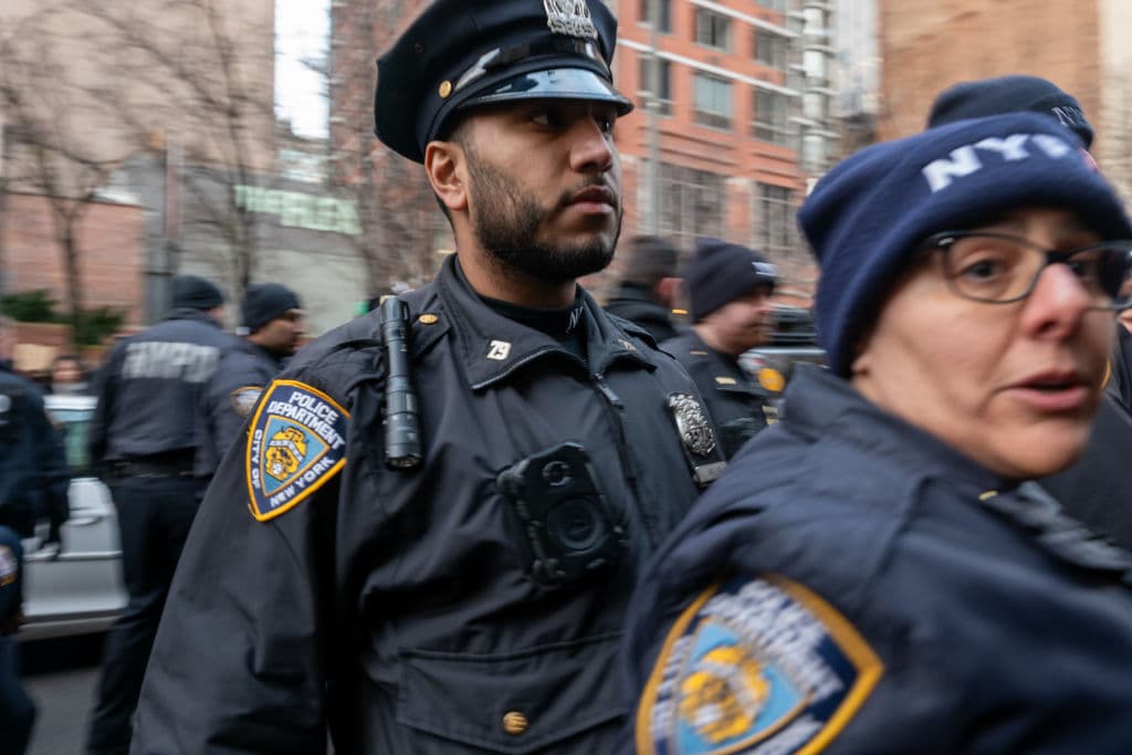 Los manifestantes mantuvieron la marcha mientras permanecieron en las aceras, ejerciendo su derecho a la protesta dentro de los límites establecidos por las autoridades.