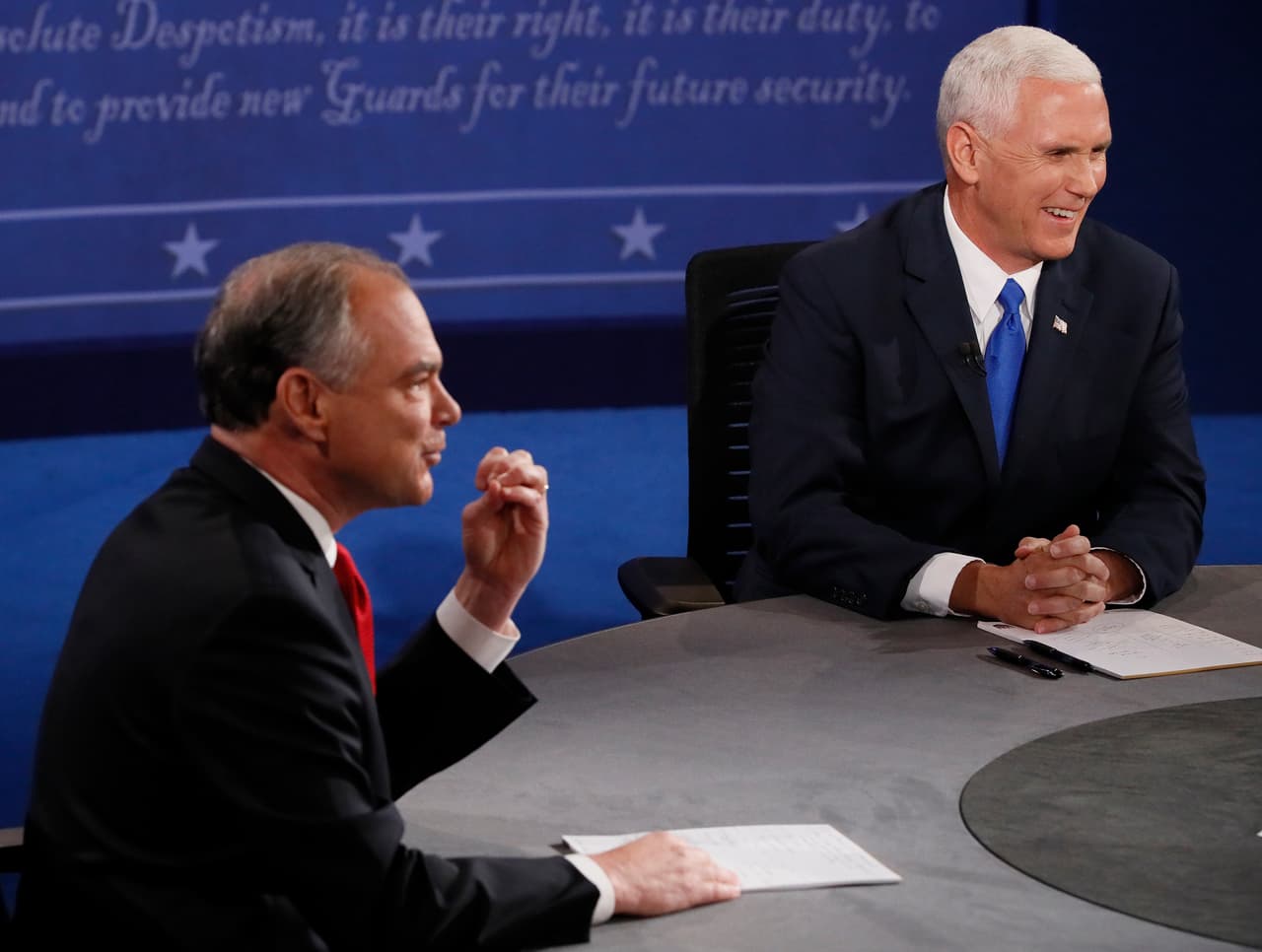 Mike Pence muestra en el debate contra Tim Kaine la preparación que le falta a Trump