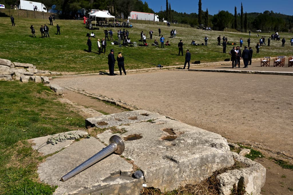 La antorcha olímpica se encendió y será entregada a los organizadores de los Juegos Olímpicos de Tokio 2020 en Atenas el 19 de marzo. El evento lució vacío por medidas sanitarias debido al coronavirus.