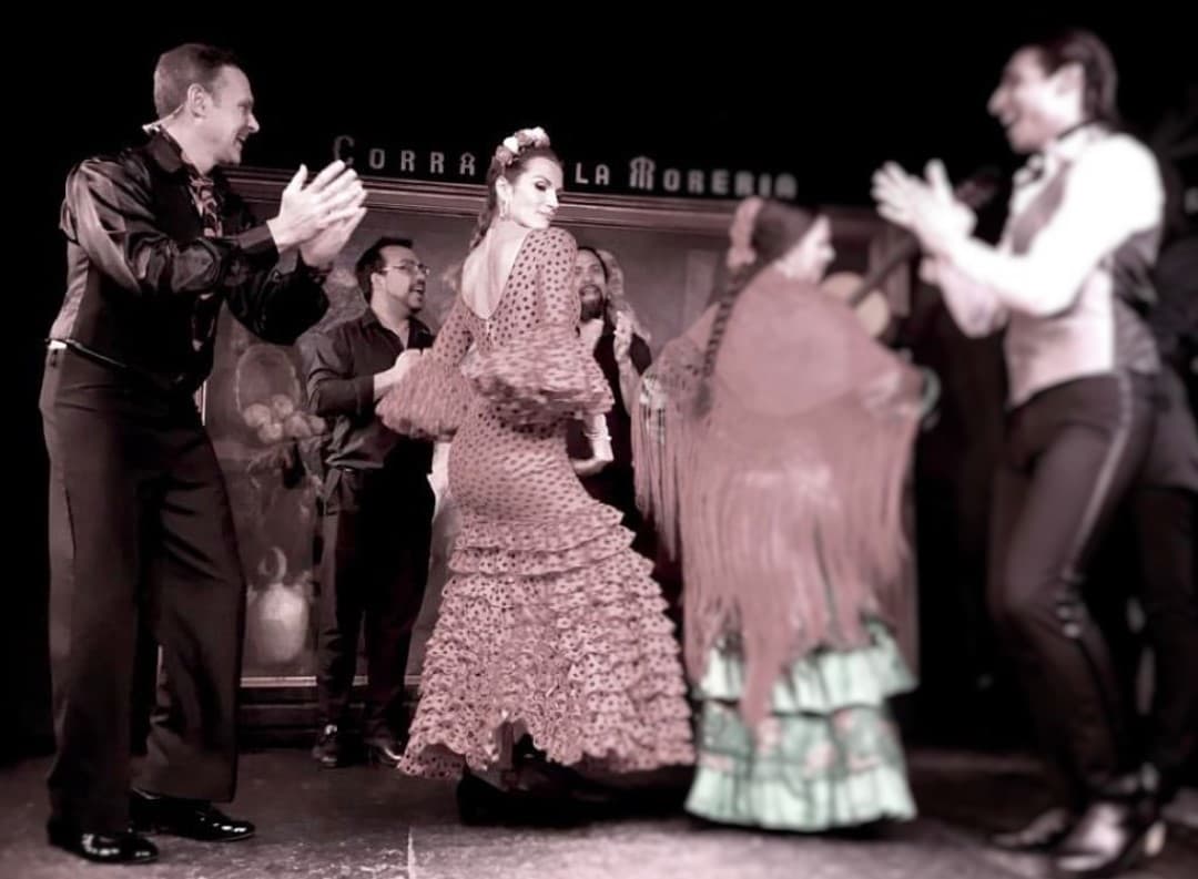 La pareja aprovechó el tiempo en la ciudad española para tomar una clase de un tradicional baile en la que ambos se divirtieron a lo grande.