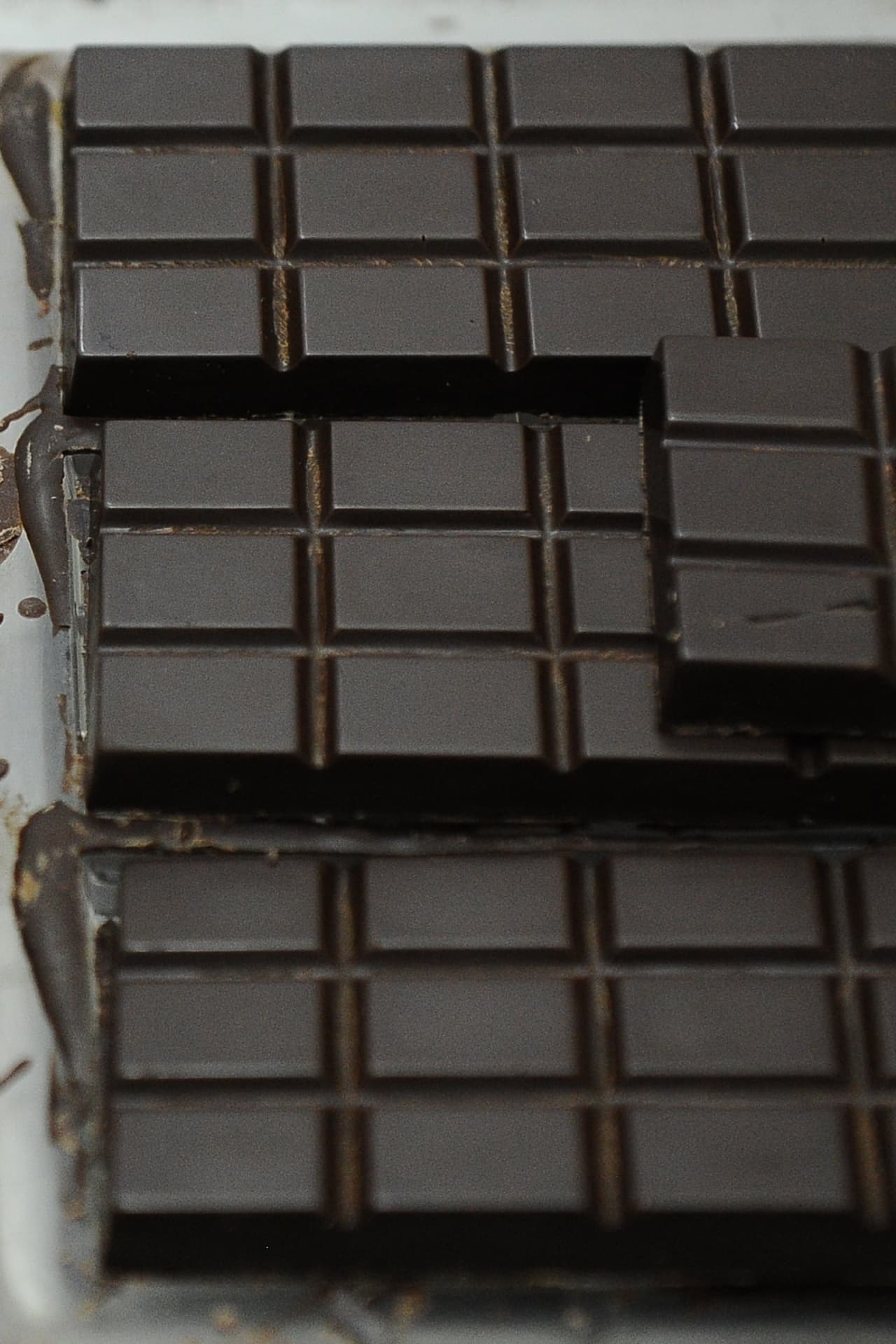 Mientras que la feniletilamina es una sustancia presente en el cacao, la cual también ayuda a evitar la depresión.