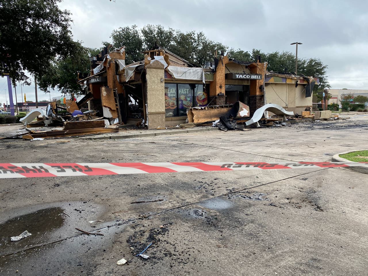 El incendio ocurrió poco antes de las diez de la noche, sobre la cuadra 2,300 al este de la calle Pioneer Parkway.
<br>