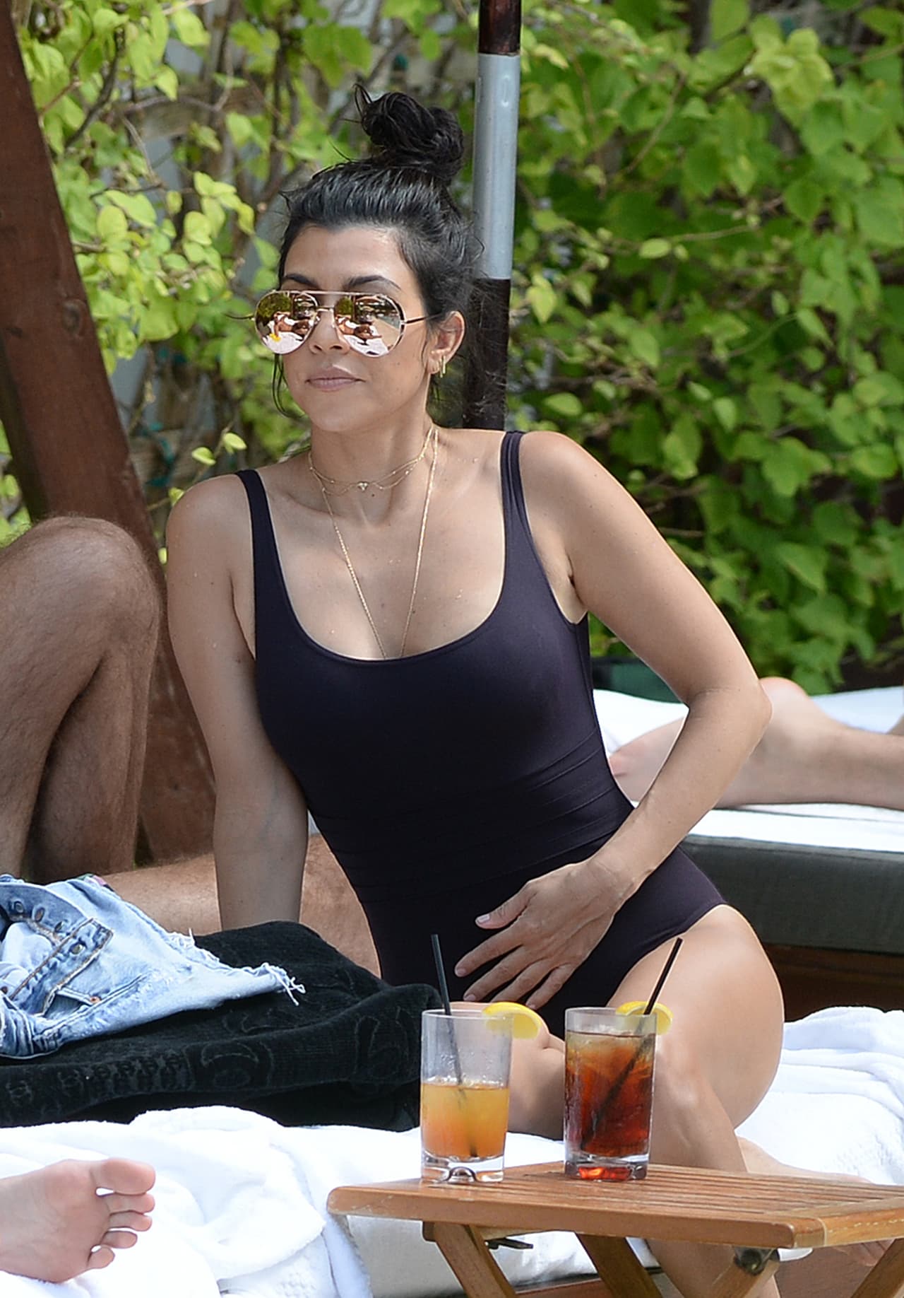 Kourt optó por un traje de baño negro.