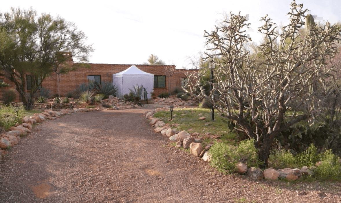 La mañana de este 
<a href="https://www.univision.com/local/arizona-ktvw/busqueda-nancy-guthrie-vecindario-video-savannah-chris-nanos" target="_blank">jueves 12 de febrero</a>, una carpa fue colocada afuera de la puerta principal de la casa de Nancy. Mientras, la policía de Pima pide a la población ayuda con videos que puedan tener pistas. Y la familia dice que no se rendirá, en momentos en que TMZ asegura que recibió una nueva nota de quien afirma saber el nombre del secuestrador.