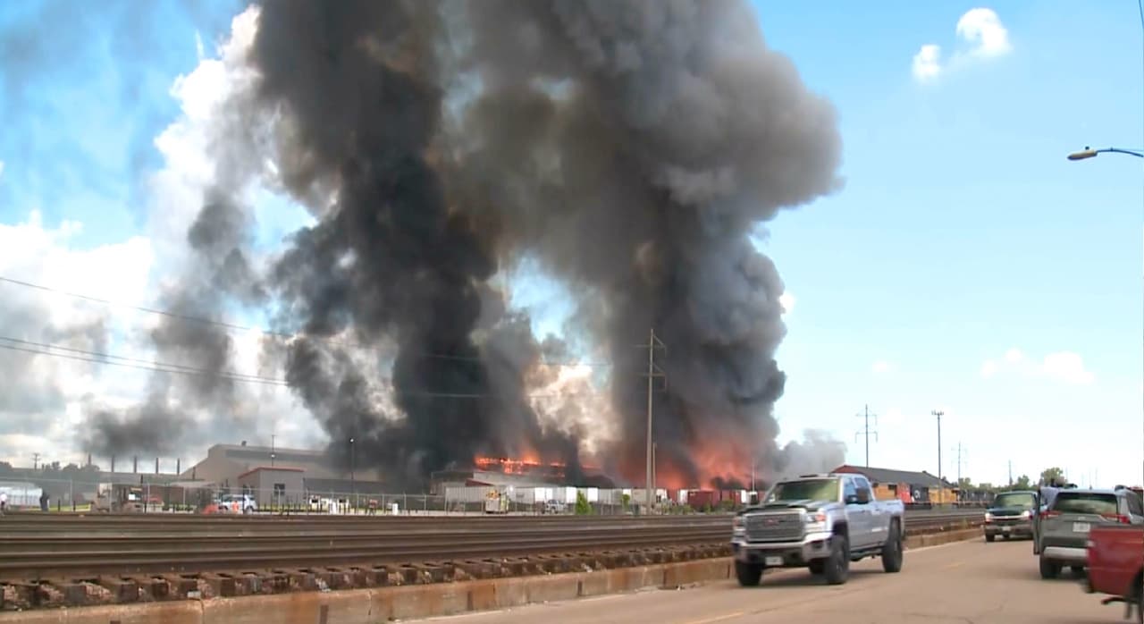 Más de 200 socorristas luchan contra incendio en centro de reciclaje de Madison, Illinois