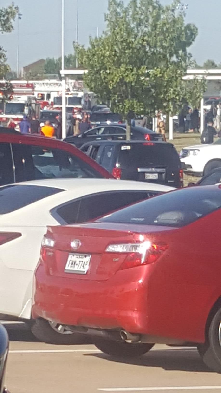 Durante una rueda de prensa las autoridades dijeron no se trató de un sospechoso armado que llegara a disparar a la escuela, sino de una supuesta pelea entre estudiantes.