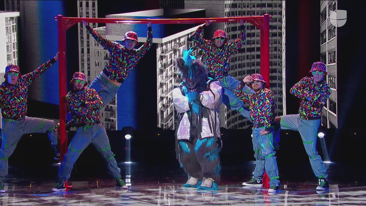 Cebra nuevamente dominó el escenario con sus coreografías, esta vez cantó y bailó 'Uptown Funk'.