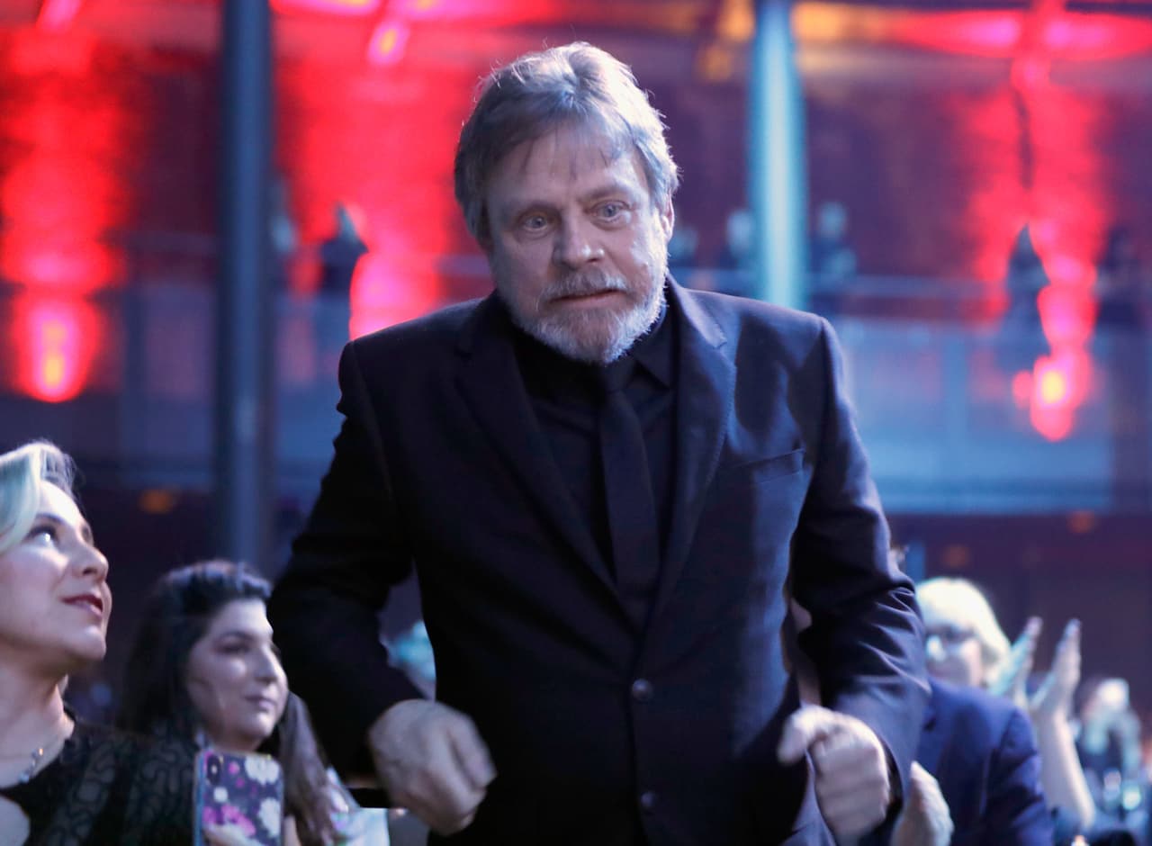 No ante la cámara, pero sí como la voz detrás de la versión animada encontramos al actor de 'Star Wars', Mark Hamill quien tiene más de 20 años dando vida a Joker en la serie animada y videojuegos.