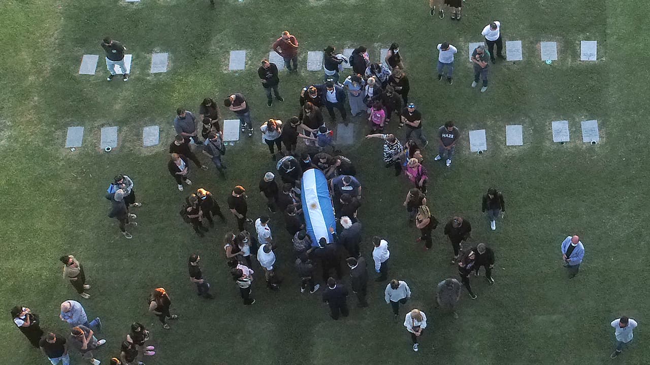 ¡AD10S LEYENDA! Entierran a Maradona en ceremonia íntima