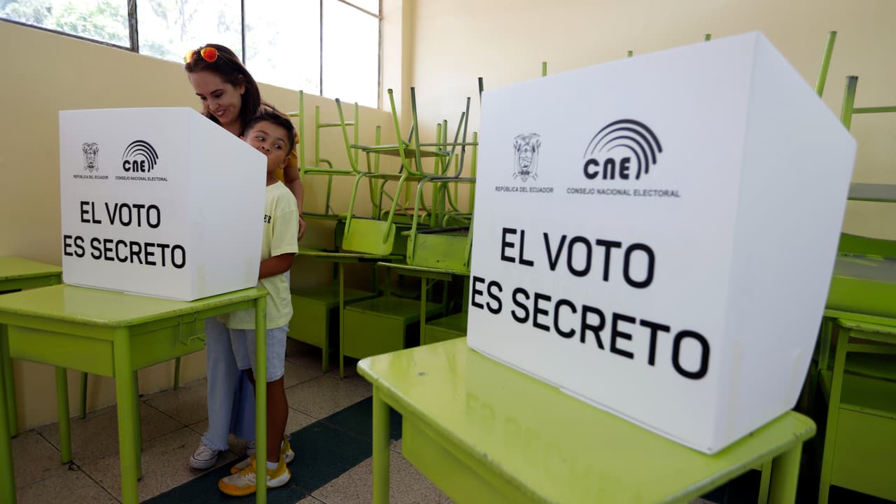 Desde Ecuador, los ciudadanos ejercieron su derecho al voto 
<b>para elegir al nuevo mandatario, contienda entre Luisa González y Daniel Noboa</b>. Nuestra reportera Johanna Cañizares, enviada especial, informó cómo transcurrió la jornada electoral de la segunda vuelta.