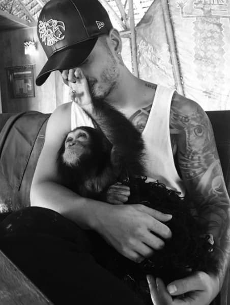 Maluma no se queda atrás, y hasta con un juguetón changuito lo hemos visto posar.