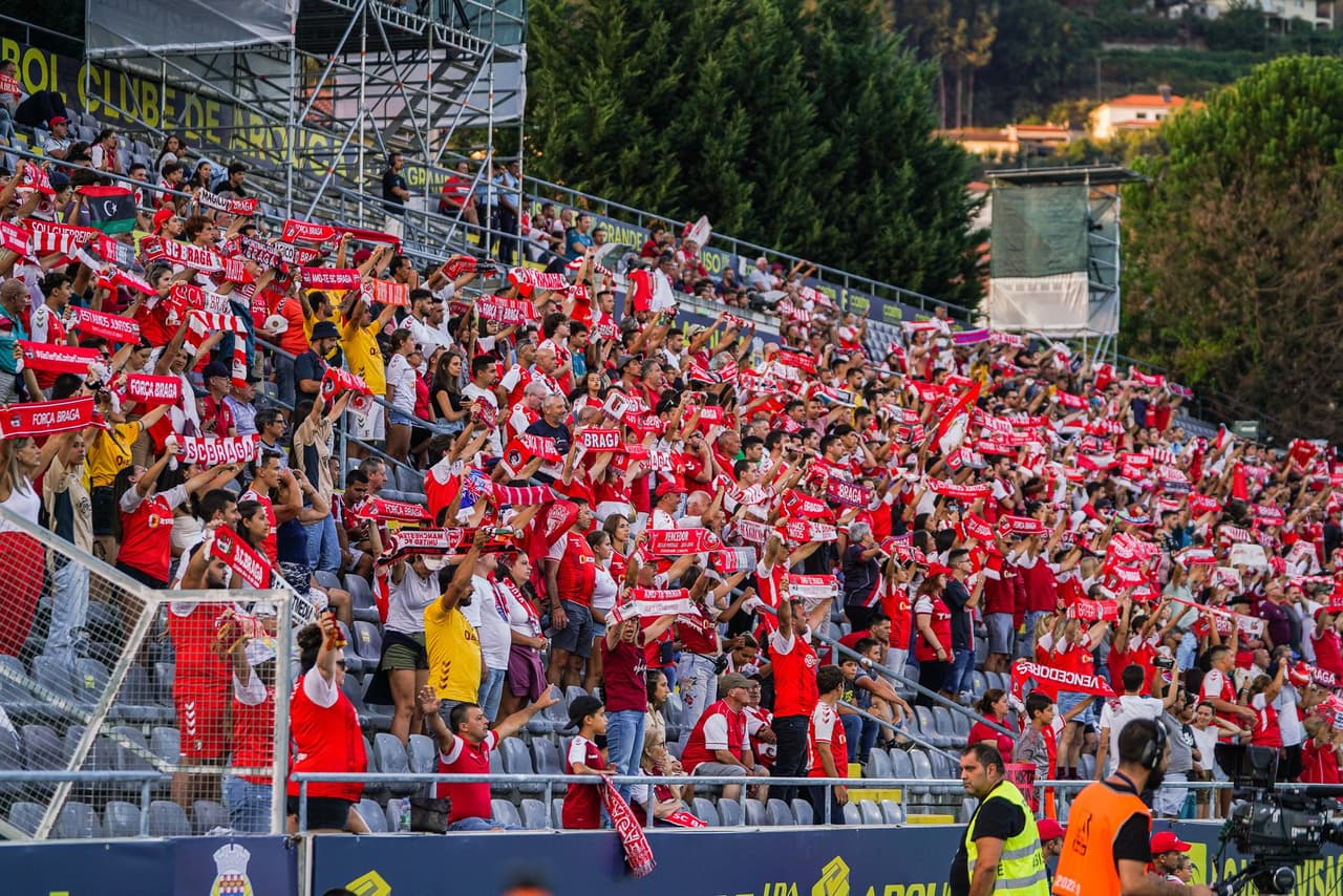 Aficionados ovacionan a Diego Lainez en el partido de Arouca vs Sporting Braga