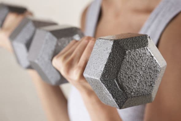 Comienza sin peso. Antes de calcular cuánto levantar, asegúrate de saber hacer los movimientos de la forma correcta, sin carga.