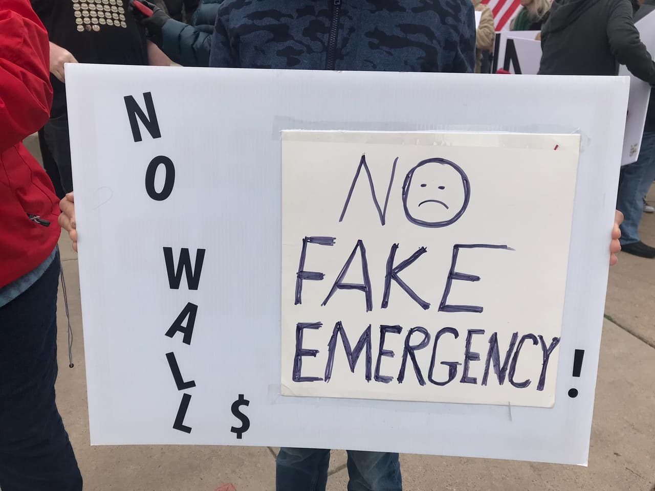 "No al muro, no a la emergencia falsa"