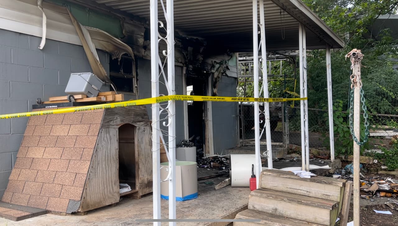 Los bomberos debieron abrir huecos en el techo para que saliera el calor y el humo concentrados en la vivienda.