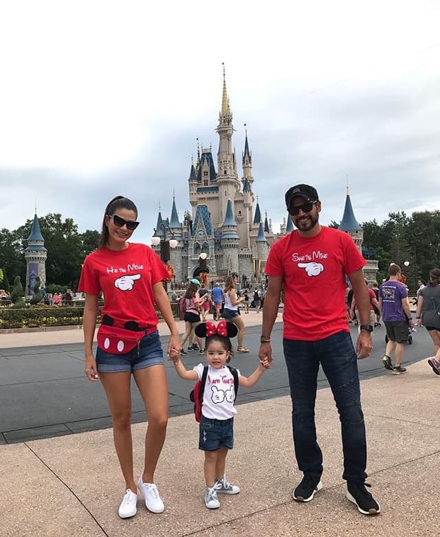 Ana Patricia, su esposo Luis y la pequeña Giulietta llegaron con la camiseta bien puesta, listos para disfrutar de este domingo en Disney.